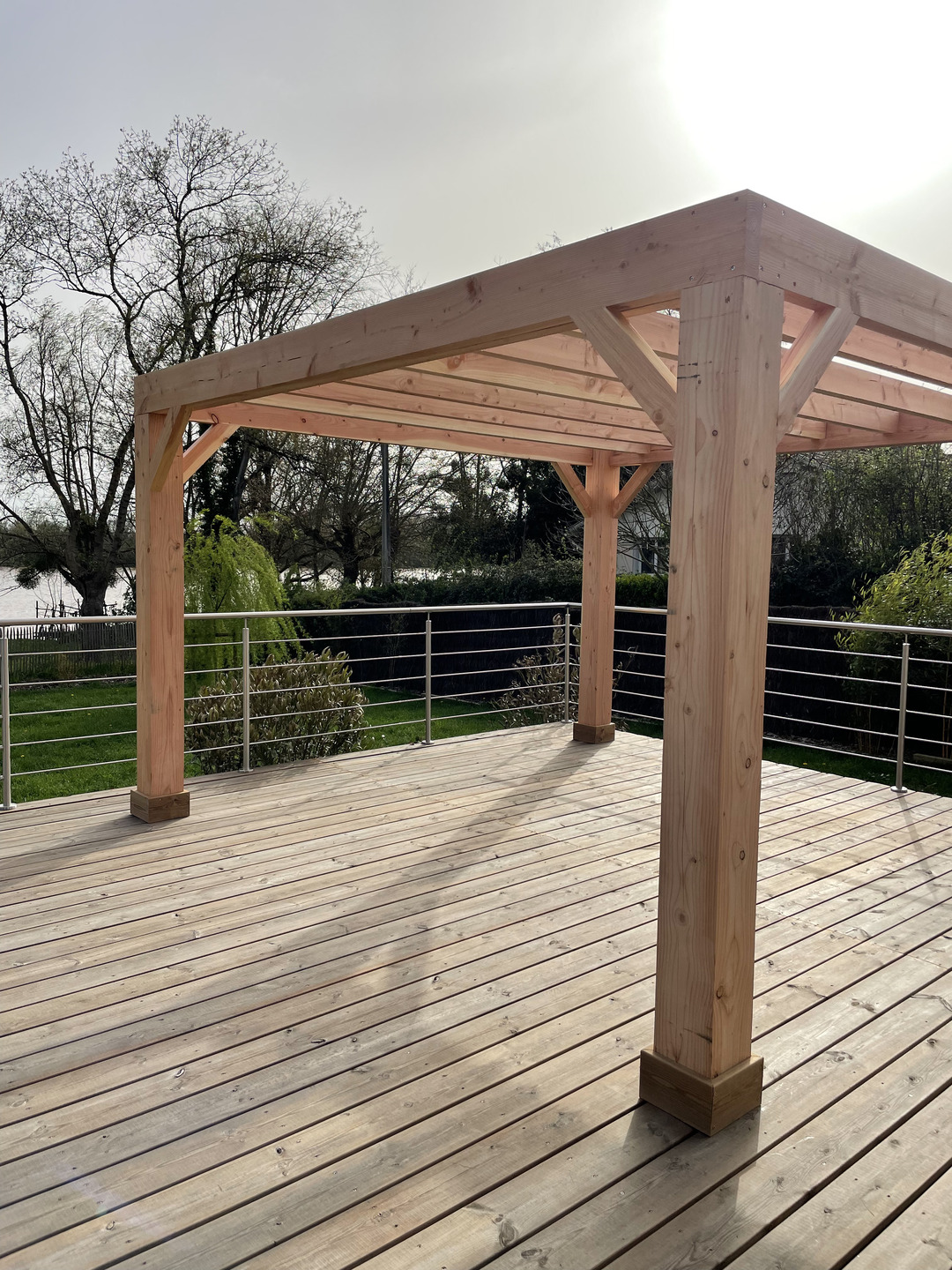 Grande pergola bois adossée à la maison