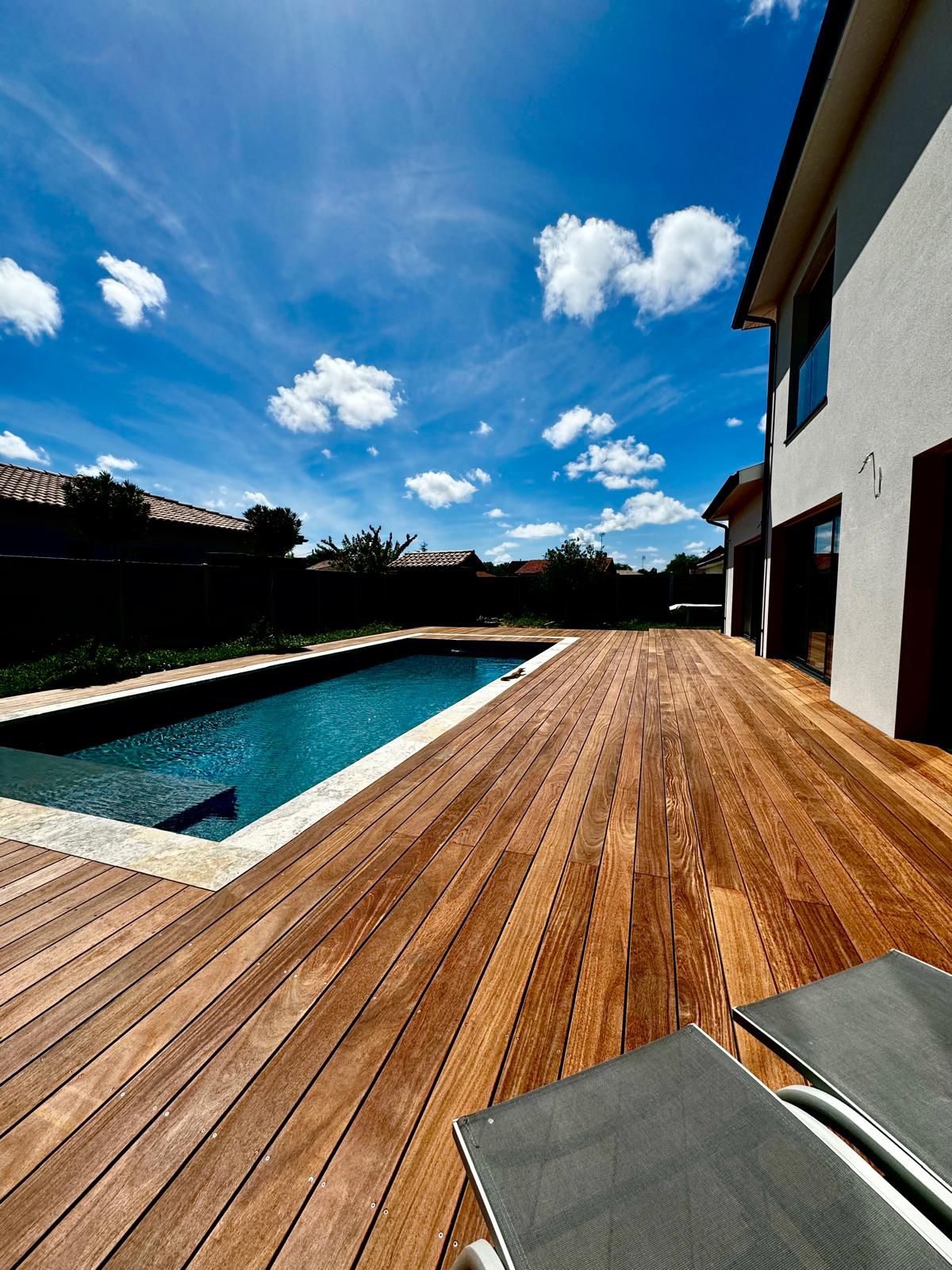 Terrasse bois exotique sur pilotis avec tour de piscine