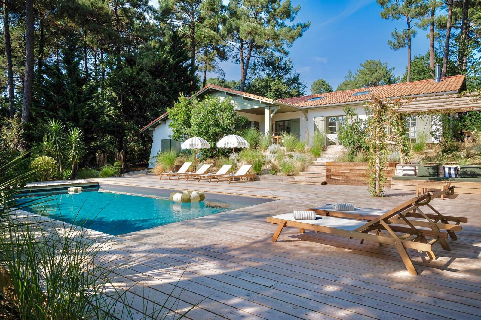 Terrasse bois autour d'une piscine, jardin du Bassin
