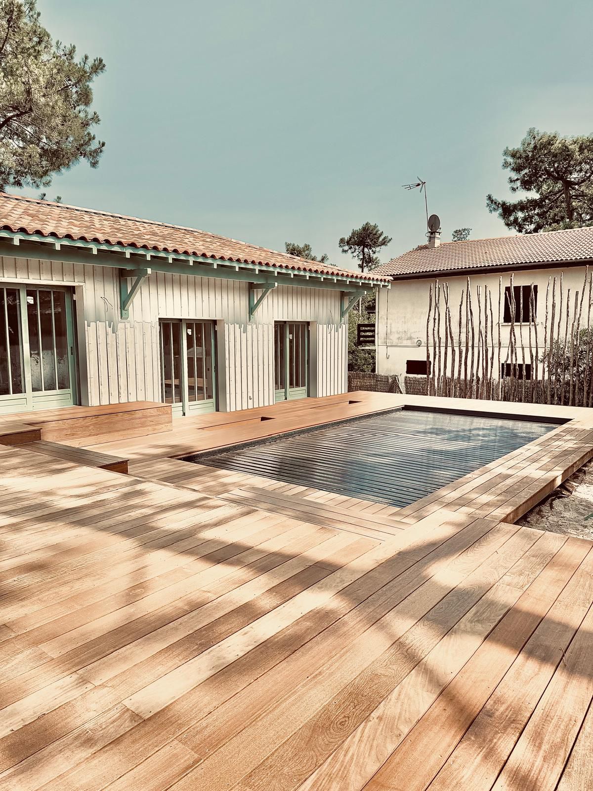 Terrasse bois avec banquette et escalier face au Bassin
