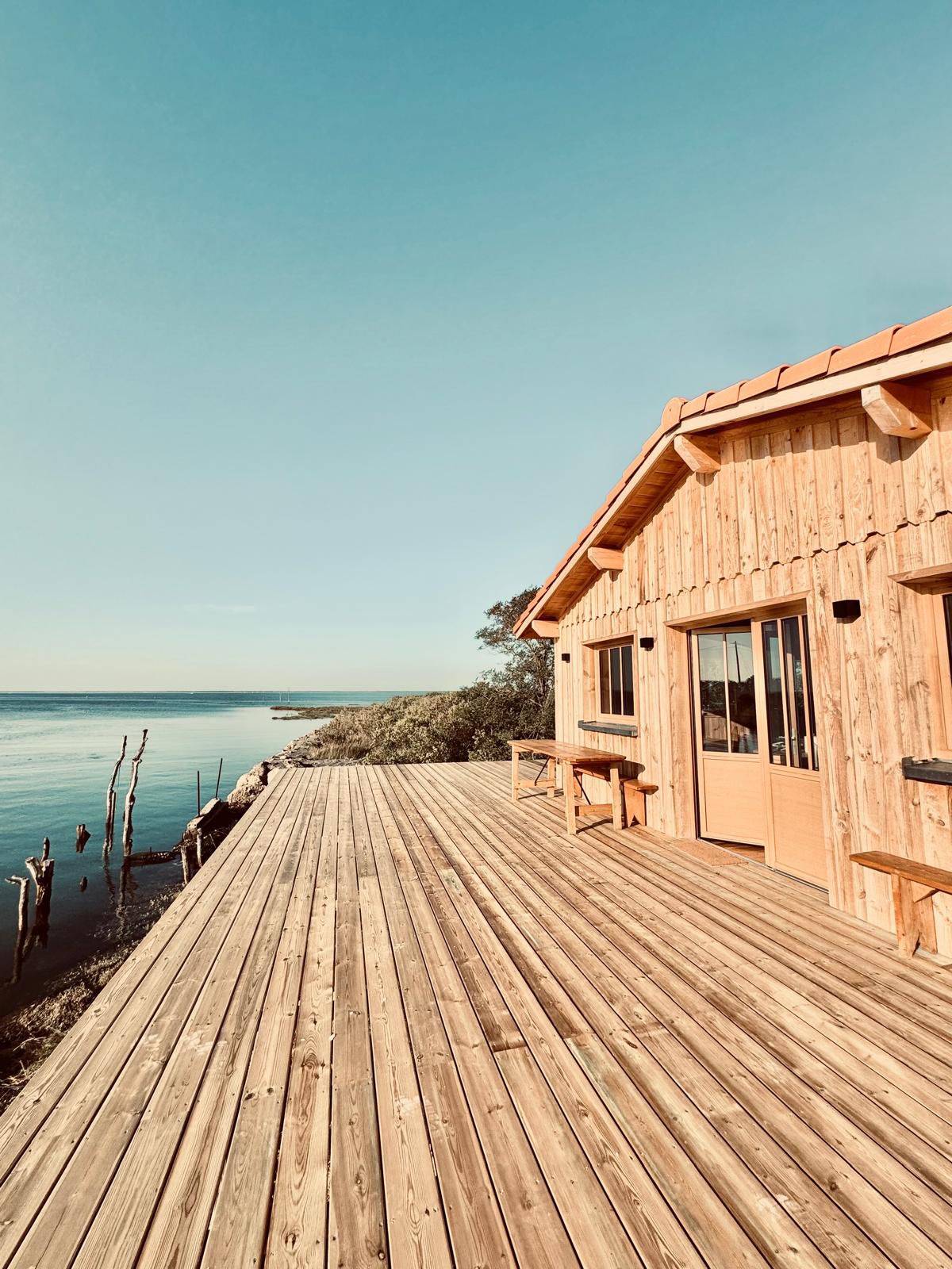 Grande terrasse bois avec escaliers devant maison arcachonnaise