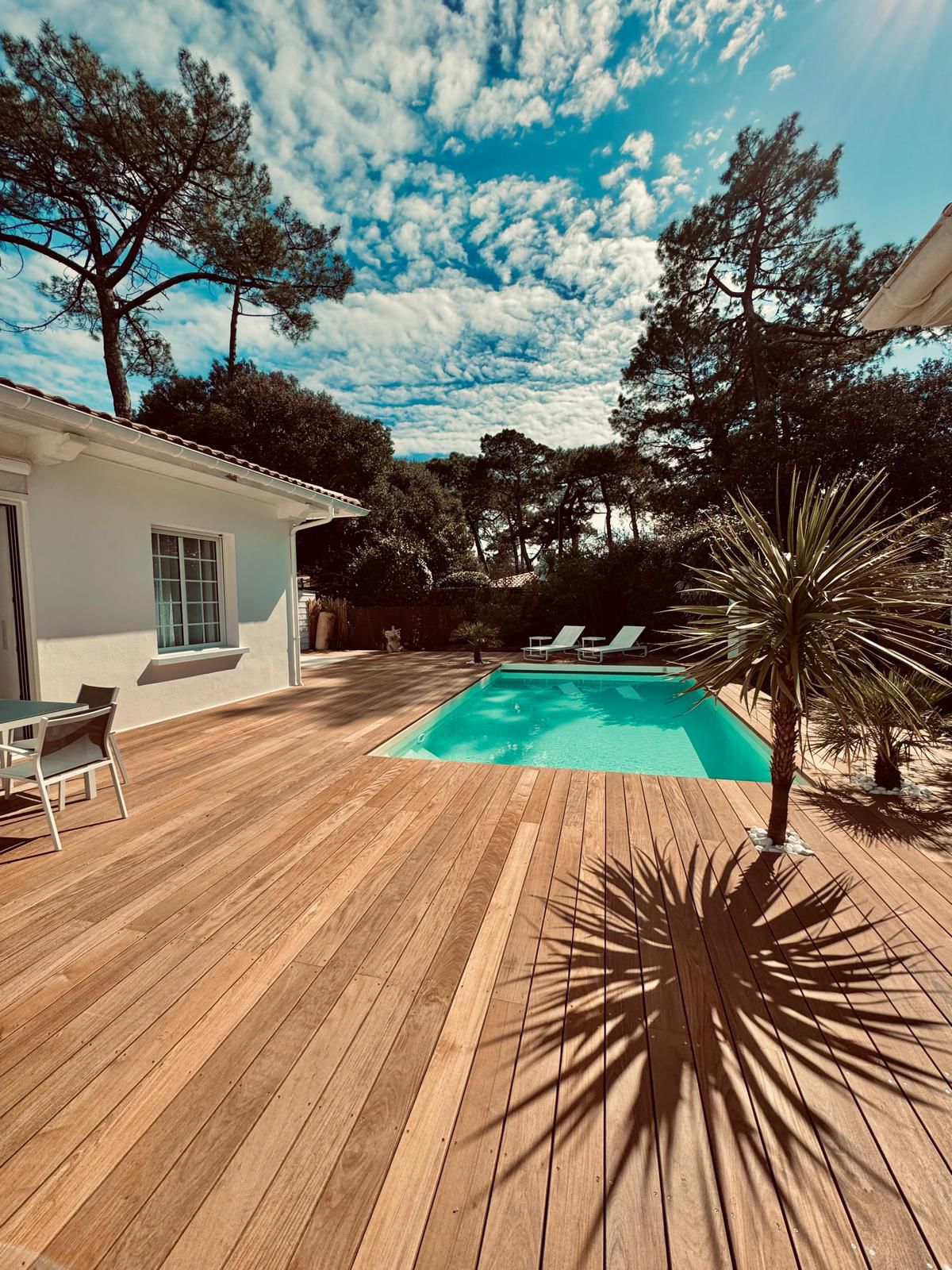 Terrasse en pin classe 4 autour d'une piscine