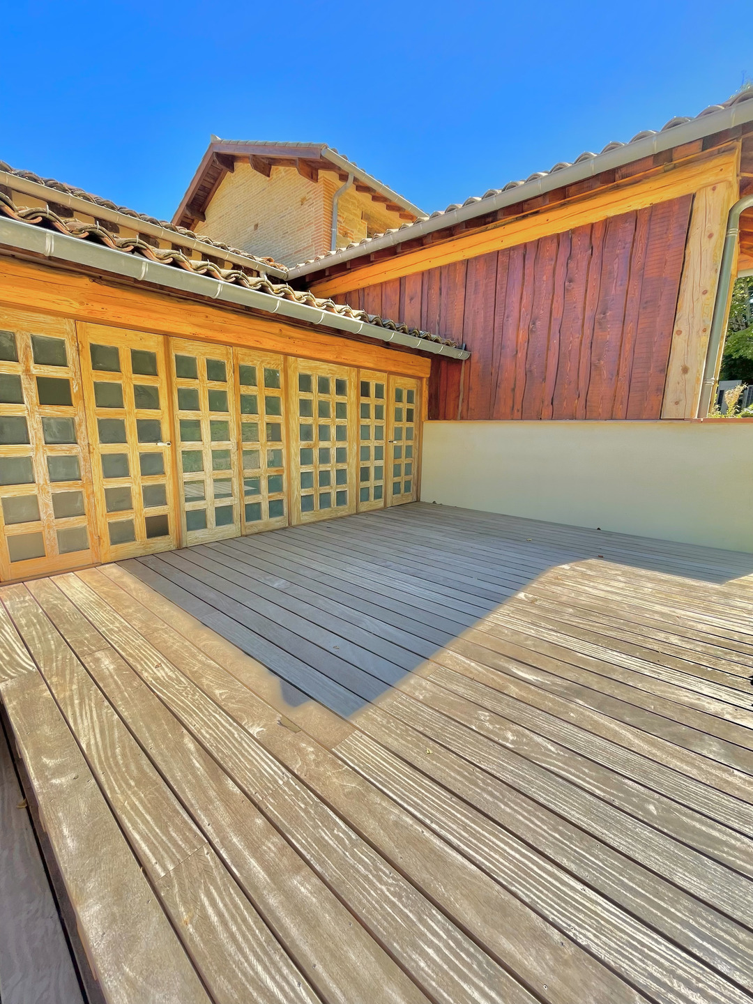 Terrasse bois autour d'une piscine