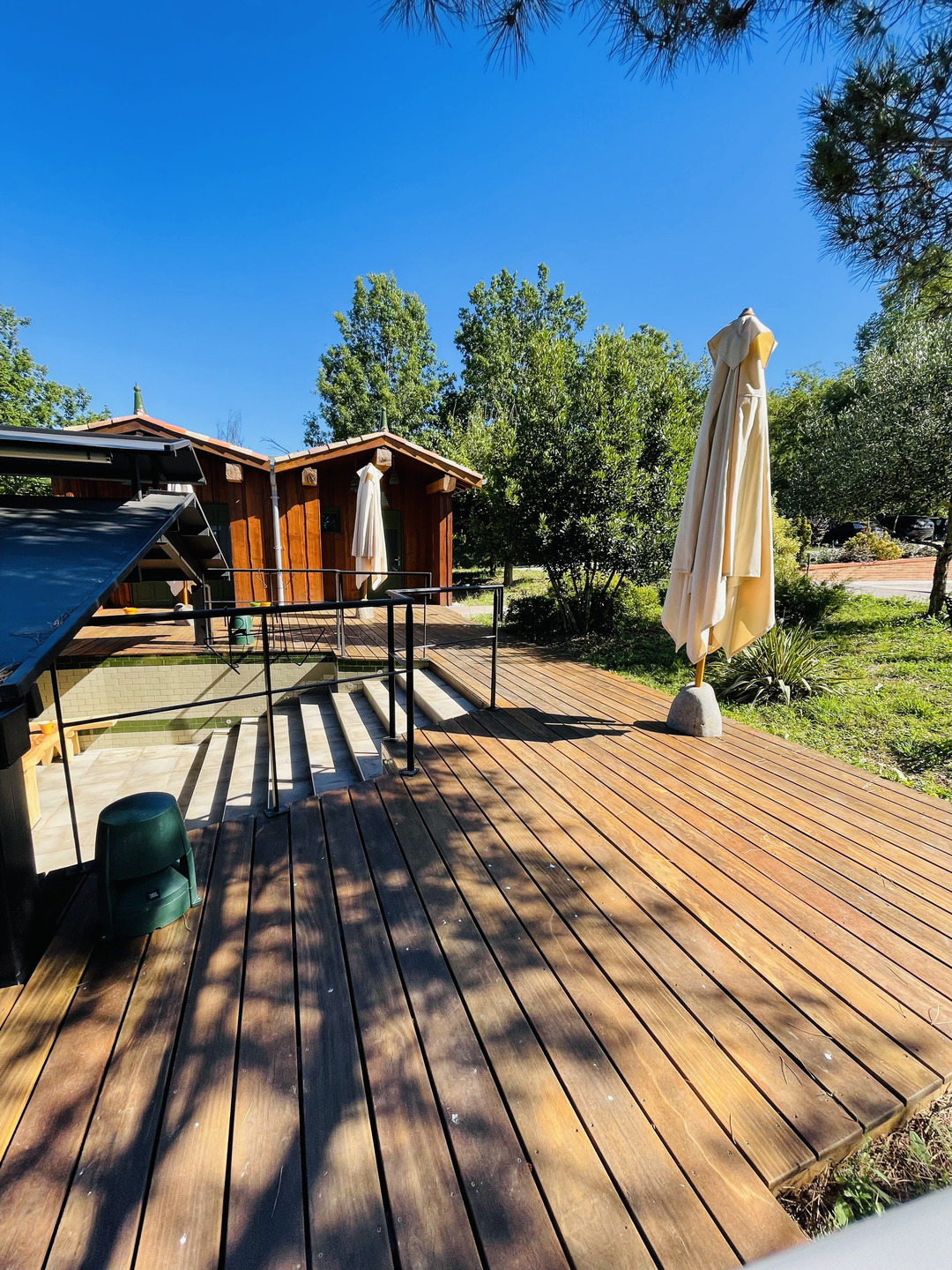 Terrasse bois exotique avec escalier